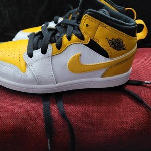 Jordan one university gold